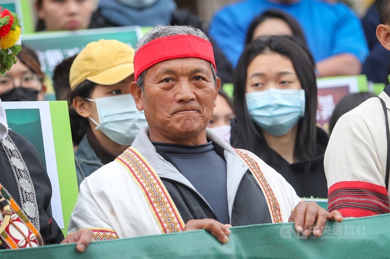 原住民王光祿打獵釋憲案,大法官9日開言詞辯論庭。原住民族青年、團體與各部落族人、獵人協會以及人權NGO組織等開庭前在司法院前舉行記者會,表達對王光祿(前)等人的支持。中央社記者裴禛攝 110年3月9日