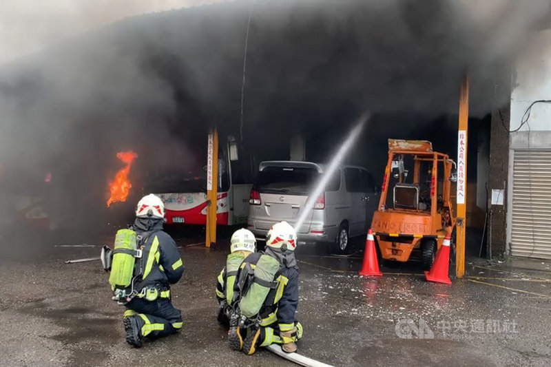 桃園市消防局表示,9日中午接獲民眾報案,在桃園區興中街的桃園客運公司修車廠有電動公車起火,並冒出大量濃煙,隨即派遣42名消防人員、13輛消防車及1輛救護車前往協助救災。(桃園市消防局提供)中央社記者吳睿騏桃園傳真 110年3月9日