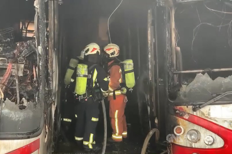 桃園客運公司位於桃園區興中街修車廠9日中午發生火警,現場7輛電動公車燒毀,所幸未釀人員傷亡。確切起火原因仍在調查釐清中。(桃園市消防局提供)中央社記者吳睿騏桃園傳真 110年3月9日