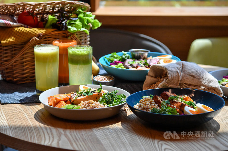 雄獅集團旗下餐飲「gonna共樂遊」9日推出標榜健康飲食,以法蘿麥(Farro)穀物為主食的能量碗系列,是健身族群的飲食選擇。中央社記者鄭清元攝 110年3月9日