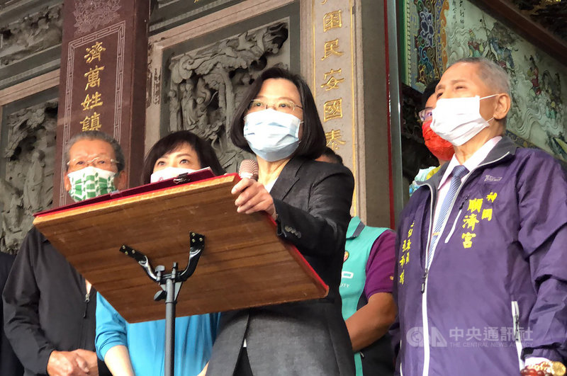 總統蔡英文(右2)9日南下台中市神岡區順濟宮參香,希望神明庇佑、人民團結,讓台灣越來越好;經濟發展快,大家生活更好,也呼籲大家團結一起拚,讓台灣更好。中央社記者趙麗妍攝 110年3月9日