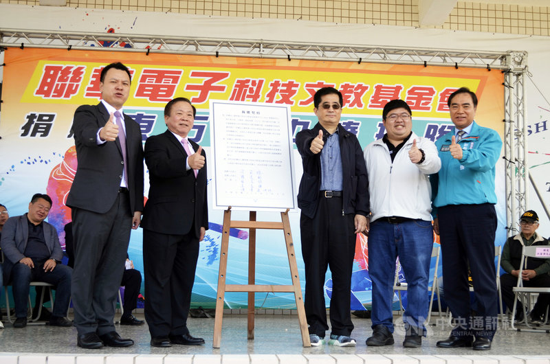 聯電董事長洪嘉聰(右3)9日與東石高中校長楊長鉿(左2)簽訂捐贈契約,聯電文教基金會將連續5年每年捐贈新台幣100萬元支持東石高中棒球隊,由嘉義縣副縣長吳容輝(右)、民進黨籍立委蔡易餘(右2)、律師陳澤嘉(左)擔任見證人。中央社記者蔡智明攝 110年3月9日