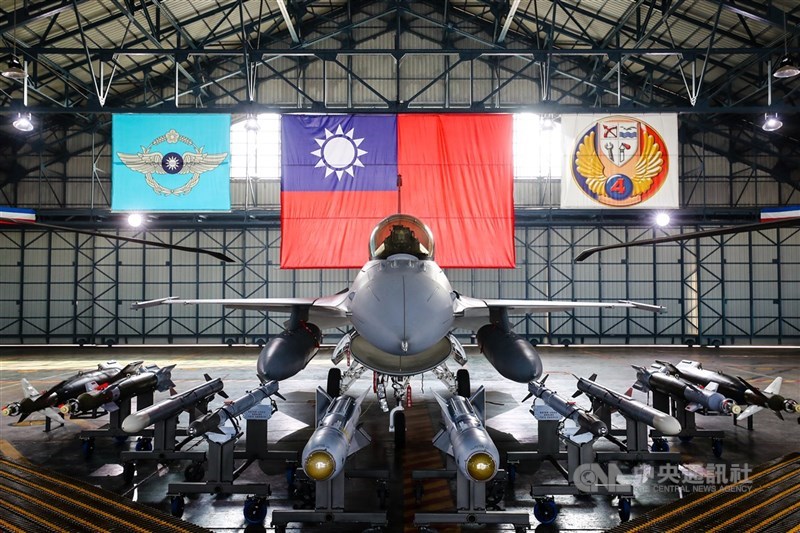 國軍報告指出,在各軍種及員額不變原則下,將通盤檢討現有組織,並配合武器獲得期程檢討員額轉至主戰部隊運用。圖為國軍F-16V戰機與各式飛彈等裝備。(中央社檔案照片)