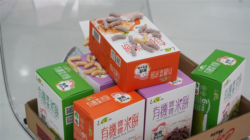 樂扉寶寶米餅涉以「工業用氮氣」填充包裝,新北市衛生局日前複查仍不合格,重罰業者180萬元並命令暫停作業。(新北市衛生局提供)