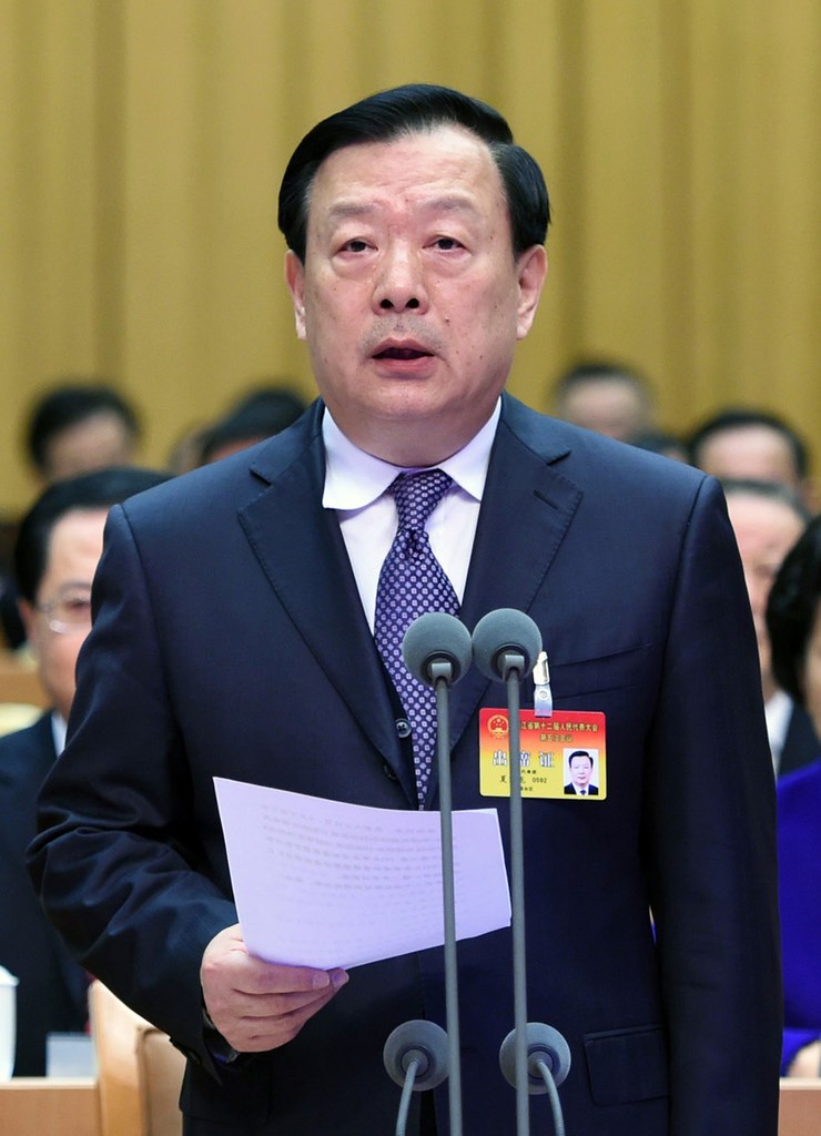 香港星島日報5日報導,中國國務院港澳事務辦公室主任夏寶龍(前)和全國政協副主席張慶黎4日晚間接見香港政協代表時,提到香港選制修改的重點。(中新社)