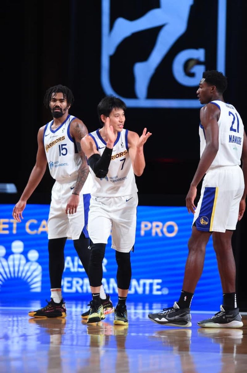 台裔球星林書豪(中)在NBA發展聯盟季後賽首輪,率領聖克魯斯勇士隊以110比81輕取里奧格蘭德山谷毒蛇,晉級4強。(圖取自facebook.com/jeremylin7)