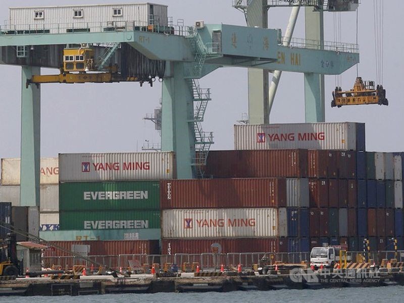 財政部9日公布2月出口277.9億美元,年增9.7%,連8個月正成長。(中央社檔案照片)