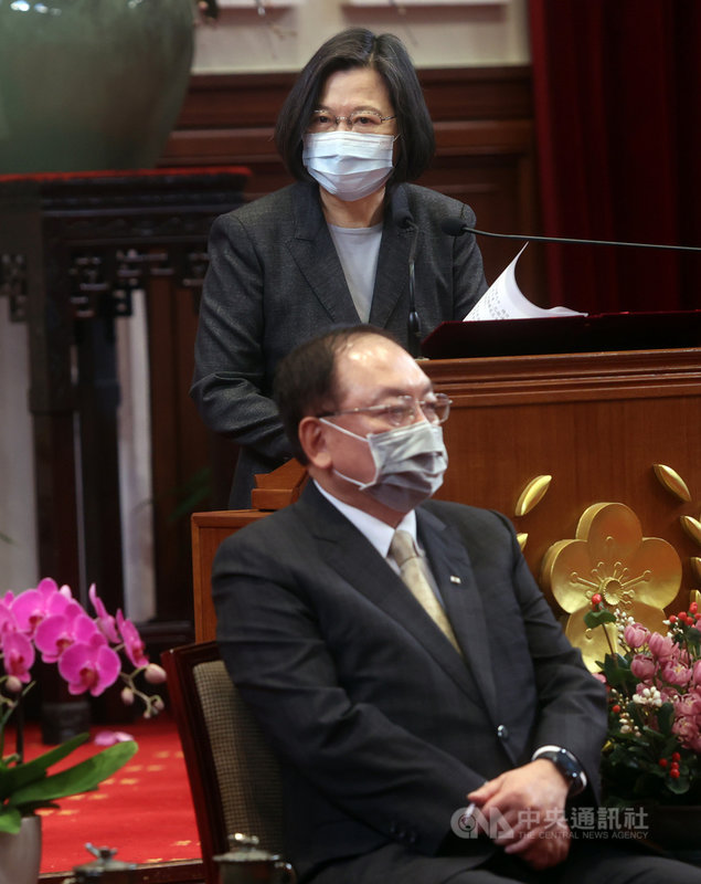 總統蔡英文(後)9日接見全國中小企業代表時表示,已指示經濟部一一盤點,且不受限於現有的預算和資源,規劃出全盤性、系統性的輔導方案,給中小企業支持和協助。中央社記者鄭傑文攝 110年3月9日