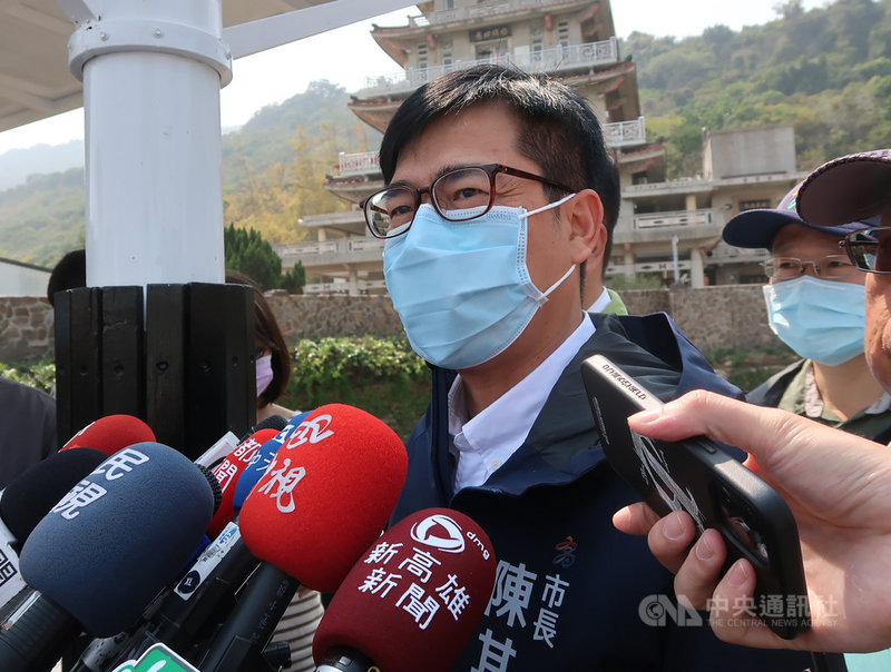 高雄市長陳其邁(前)10日下午視察龍巖冽泉及排水改善工程時,針對民調高滿意度一事表示,市政應該要更接地氣,也允諾會持續努力,讓市政更進步。中央社記者王淑芬攝 110年3月10日