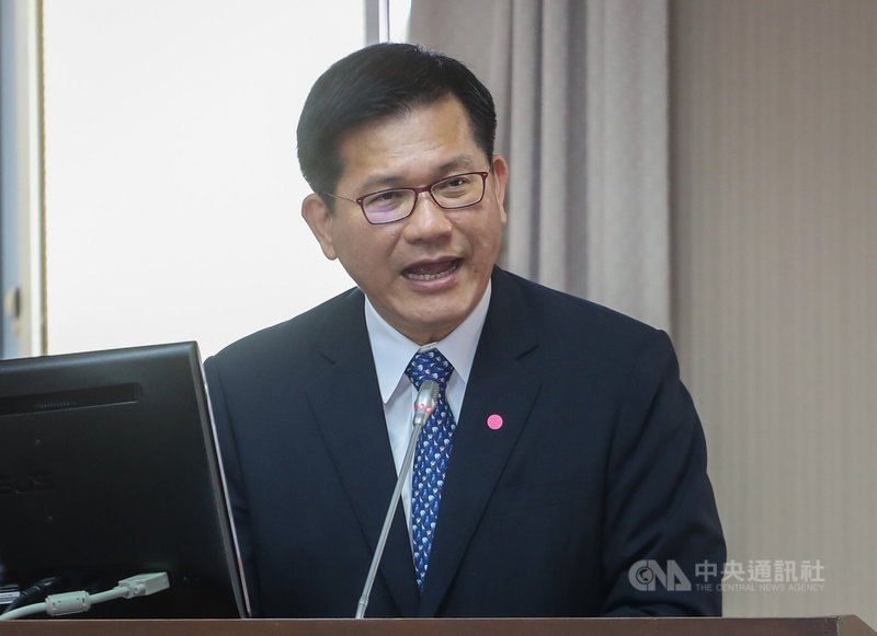 有遊覽車司機投訴,公司將交通部紓困的駕駛薪資補貼變成基本薪資的一部分。交通部長林佳龍(圖)10日在立法院表示,薪資補貼是直接進到駕駛帳戶,爭議要視個案處理,每一個個案情況都要了解。中央社記者裴禛攝 110年3月10日