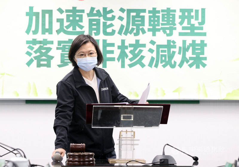 對於天然氣和藻礁議題,身兼民進黨主席的總統蔡英文10日要求行政部門與黨公職持續與關心的團體溝通;抱持理性,努力溝通,一定可以找出解決方法,度過能源轉型這關。中央社記者鄭傑文攝 110年3月10日