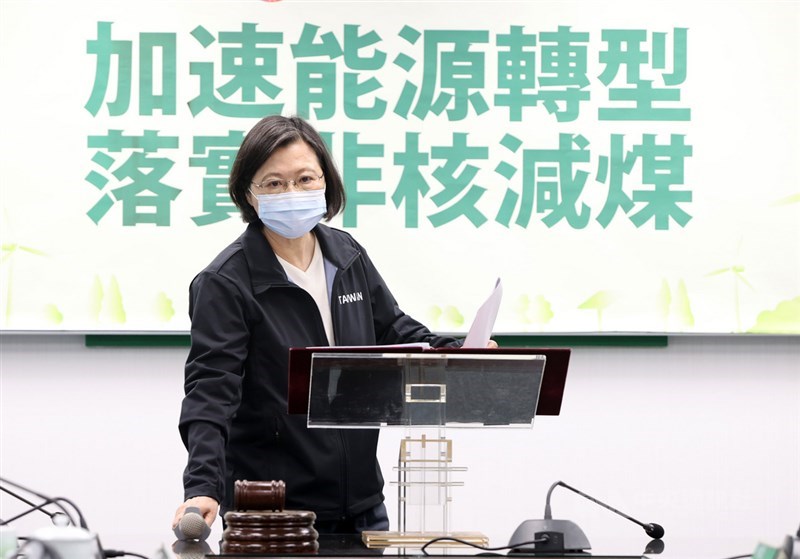 對於天然氣和藻礁議題,身兼民進黨主席的總統蔡英文10日要求行政部門與黨公職持續與關心的團體溝通。中央社記者鄭傑文攝 110年3月10日