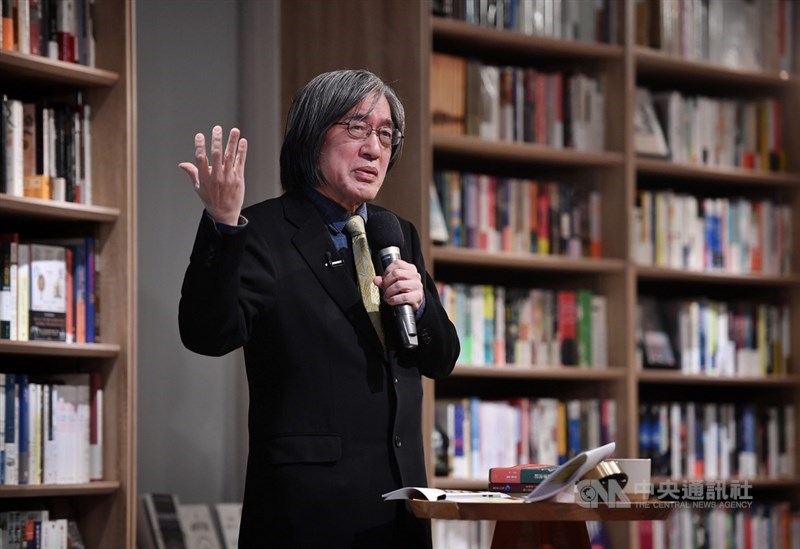 上善人文基金會董事長詹宏志在台中中央書局舉辦連續12週的週三讀書會,以「識人知世讀小說」為題,規劃選讀12本小說,首場活動10日晚間登場,詹宏志現場導讀經典文學「魯賓遜漂流記」。中央社記者王飛華攝 110年3月10日