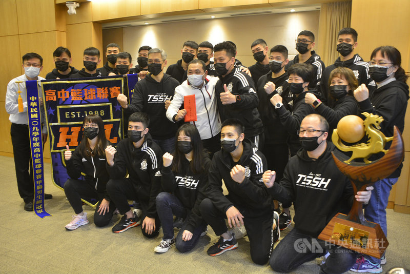 109學年度HBL高中籃球聯賽男子組冠軍由新北市泰山高中奪得，球員們10日在新北市政會議上獻獎給市長侯友宜（2排中白衣者），侯友宜也鼓勵眾人持續加油。中央社記者黃旭昇攝  110年3月10日