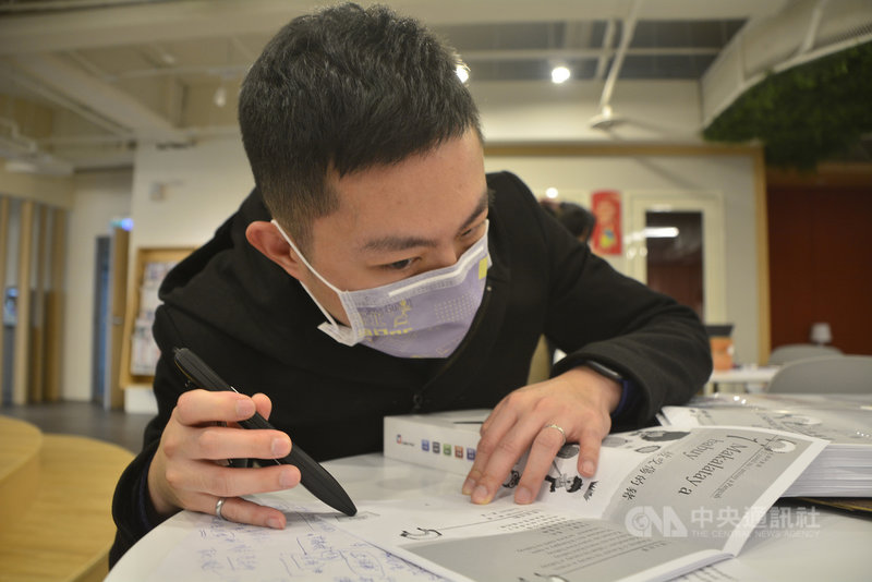 新北市教育局依據原住民族語言研究發展中心教材,自行研發「點讀筆」,學生可以直接聽到真人發音的原住民族生活用語、故事的初級課程內容。中央社記者黃旭昇新北市攝 110年3月10日