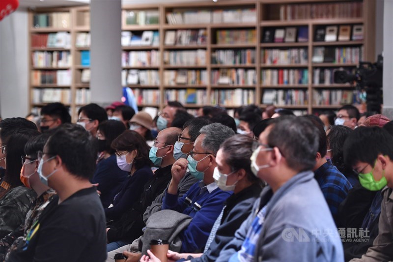 上善人文基金會董事長詹宏志將在台中中央書局舉行連續12週的週三讀書會,10日晚間第一場活動展開,吸引許多愛書民眾到場參加。中央社記者王飛華攝 110年3月10日