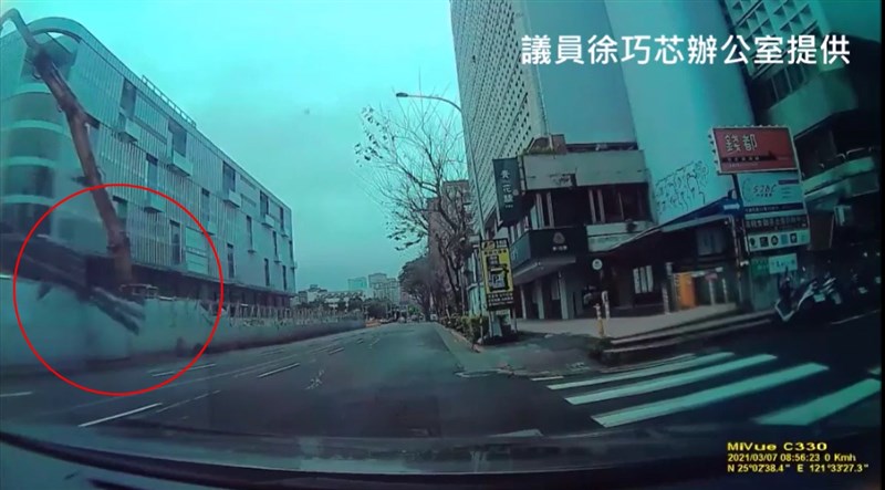 台北市議員徐巧芯接獲陳情，有民眾拍到大巨蛋靠近光復南路工地附近發生鋼筋掉落，要求北市府檢討。（徐巧芯辦公室提供）