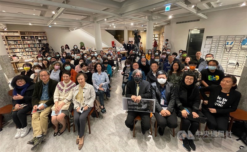 上善人文基金會董事長詹宏志(前右4)在台中中央書局將連續12週舉行週三讀書會,10日首場活動由詹宏志親自導讀名著「羅賓遜漂流記」,吸引許多書迷到場共襄盛舉。中央社記者王飛華攝 110年3月10日