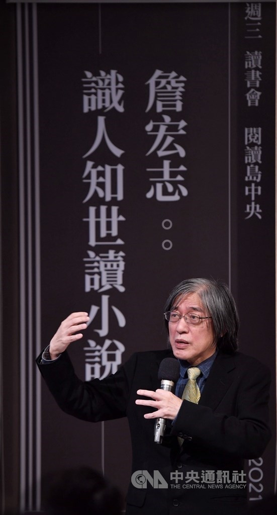 台中中央書局10日晚間舉行首場「週三讀書會」,上善人文基金會董事長詹宏志出席導讀名著「魯賓遜漂流記」。中央社記者王飛華攝 110年3月10日