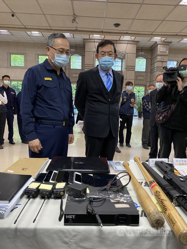 警政署刑事局10日下午舉行「刨根斷源 警政署重擊幫派犯罪」記者會,現場展示警方掃黑行動查扣證物等,警政署長陳家欽(前左)和台灣高等檢察署檢察長邢泰釗(前左2)檢視相關成果。中央社記者黃麗芸攝 110年3月10日