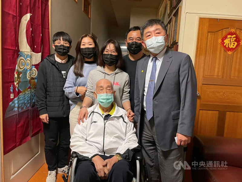 桃園醫院群聚事件中,一名護理師一家7口全確診,婆婆不幸病逝,高齡公公還在病房內待了40多天,如今痊癒出院。衛福部長陳時中(右)11日前往護理師家中拜訪慰勉。(指揮中心醫療應變組副組長王必勝提供)中央社記者張茗喧傳真 110年3月11日