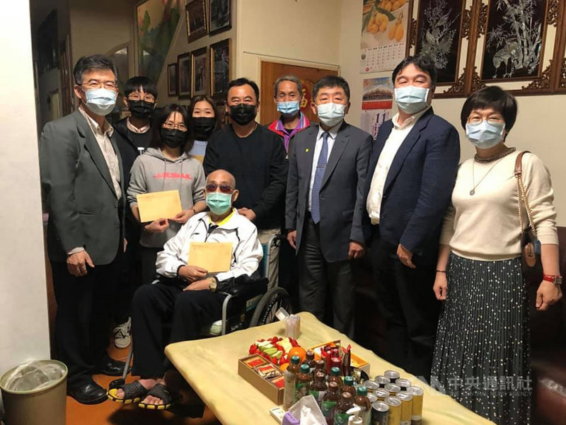 衛福部桃園醫院一名護理師一家7口全在日前群聚事件中確診武漢肺炎,除婆婆已病逝,染疫家屬皆痊癒出院,衛福部長陳時中(右3)11日前往拜會慰問。(指揮中心醫療應變組副組長王必勝提供)中央社記者張茗喧傳真 110年3月11日