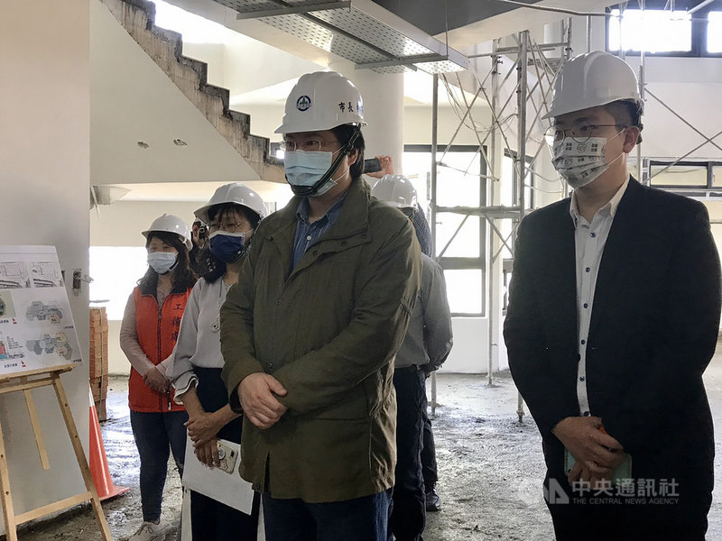 基隆市長林右昌(前右2)11日前往正濱國中視察位於校內的「成長非營利幼兒園」工程,指示施工團隊務必如期如質於5月完工、8月啟用,讓全新落成的幼兒園,成為正濱社區在地新亮點。中央社記者王朝鈺攝 110年3月11日