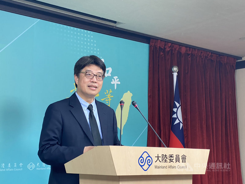 中國大陸全國人民代表大會11日通過修改香港選舉制度。大陸委員會發言人邱垂正11日下午在例行記者會對此表示,中共推行「愛國者治港」,其實是中國共產黨直接治港,也就是所謂的「愛黨者治港」。中央社記者賴言曦攝 110年3月11日