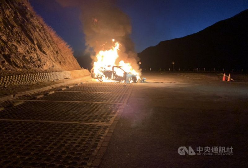 陳姓男子和友人原計畫11日凌晨前往武嶺看日出,陳男把車子停在武嶺停車場沒多久,引擎蓋不斷冒煙,車輛隨即起火,火勢撲滅後,整輛車已被燒到只剩骨架。(翻攝照片)中央社記者吳哲豪傳真 110年3月11日