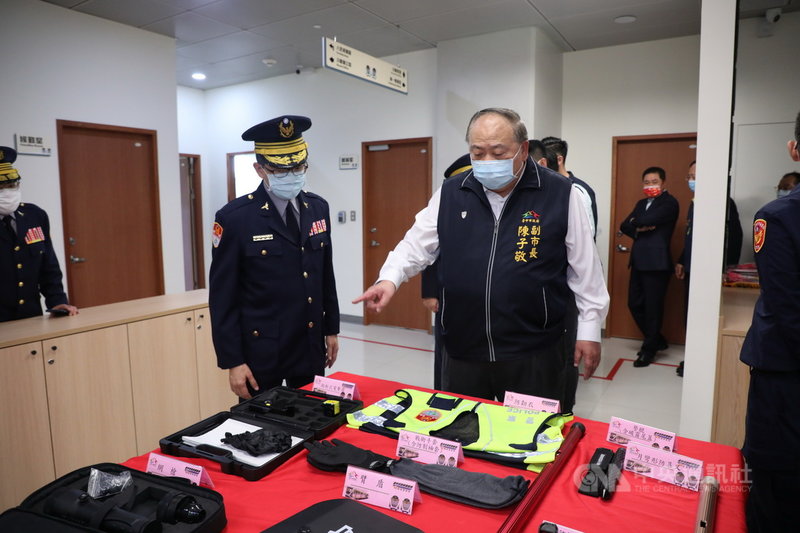 台北市政府警察局捷運警察隊11日揭牌成立,副市長陳子敬(前右)前往視察。(台中市政府提供)中央社記者蘇木春傳真 110年3月11日