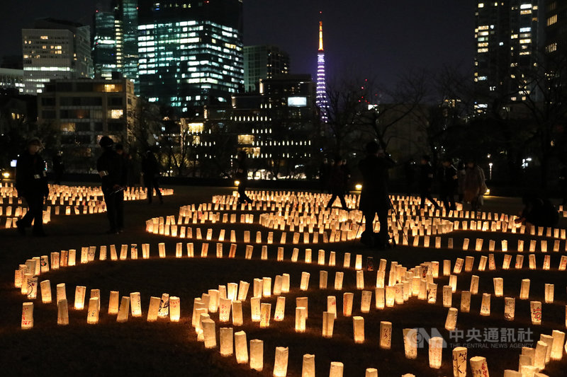 311東日本大地震屆滿10週年,東京中城舉辦和紙點燈活動,當年重災區東北3縣民眾在和紙燈上寫下願望與謝詞。中央社記者楊明珠東京攝 110年3月11日