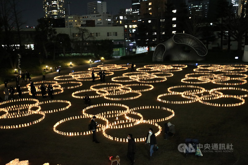 311東日本大地震屆滿10週年,東京中城舉辦和紙點燈活動,多摩大學師生所組的團體請311災區3縣民眾寫下留言,然後擺設成日本傳統「七寶文樣」圖案,象徵圓滿。中央社記者楊明珠東京攝 110年3月11日