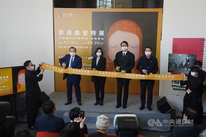 關渡美術館11日舉行日本當代藝術家奈良美智特展開幕記者會,總統蔡英文(後左2)、日本台灣交流協會代表泉裕泰(後右2)、台北藝術大學校長陳愷璜(後右)與力晶集團總裁黃崇仁(後左)為展覽剪綵。中央社記者徐肇昌攝 110年3月11日