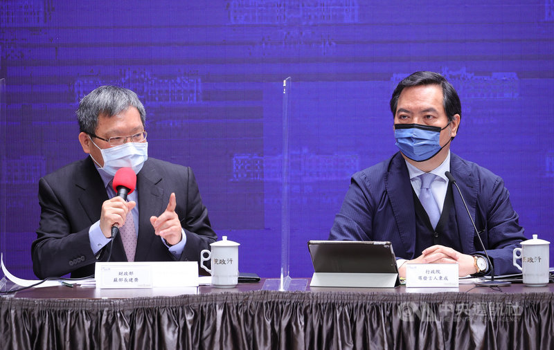 行政院會後記者會11日在新聞中心舉行,發言人羅秉成(右)、財政部長蘇建榮(左)等人出席說明政策。中央社記者謝佳璋攝 110年3月11日