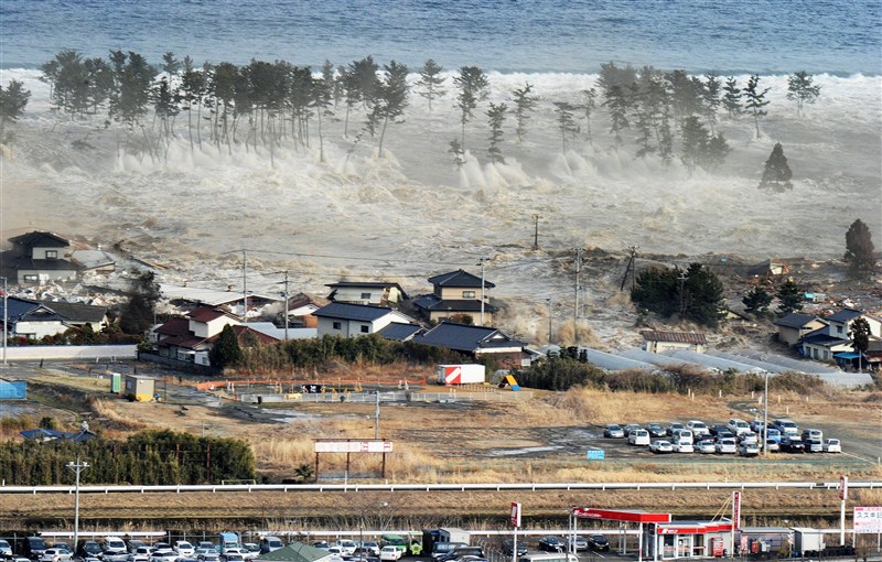 311東日本大地震和引發的海嘯造成2萬多人死亡或失蹤,是日本自二次世界大戰以來最嚴重的天災。圖為當時宮城縣沿海發生海嘯。(共同社)