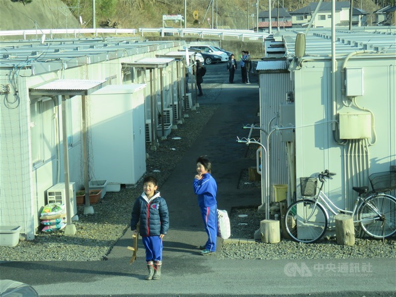 日本311大地震後,一度曾有11萬人住在組合屋等臨時住宅。圖為2016年岩手縣災民住的簡易組合屋。(中央社檔案照片)