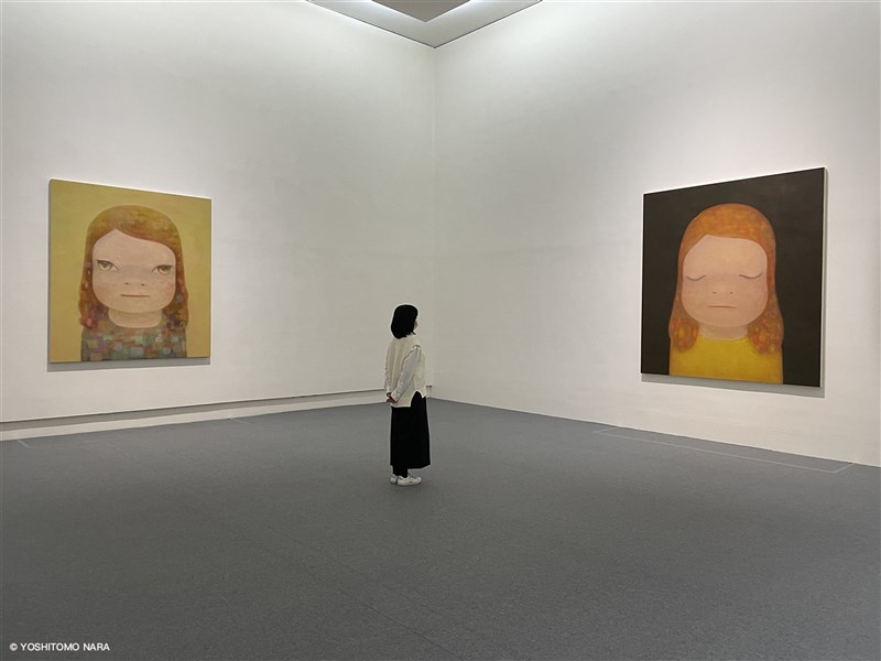 日本藝術家奈良美智特展將於12日起在國立台北藝術大學關渡美術館展出,不只有首次海外展出的「月光小姐」(右),還有為台灣創作的「朦朧潮濕的一天」(左)。(©YOSHITOMO NARA,文化總會提供)中央社記者王心妤傳真 110年3月11日