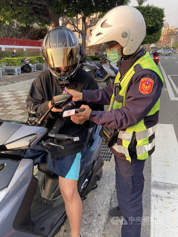台中市警方3月起試辦電子舉發製單系統後,警方表示,員警僅需填入車號、違規人證號、違規地點,並點選違反法條,其他資訊可自動帶入,幾步驟即可完成舉發作業,再搭配攜帶式藍牙印表機,現場列印罰單交付違規人簽收,省時便利。(翻攝照片)中央社記者郝雪卿傳真 110年3月11日