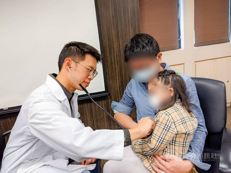 書田診所小兒科主治醫師蘇軏(左)指出,當孩童出現呼吸急促、無法完整說完一句話、明顯聽到喘鳴聲時,可能是急性氣喘發作,若有感冒症狀且久咳不癒時,也可能是氣喘搞鬼,呼籲盡快就醫診斷,盡早治療。(書田診所提供)中央社記者張茗喧傳真 110年3月12日