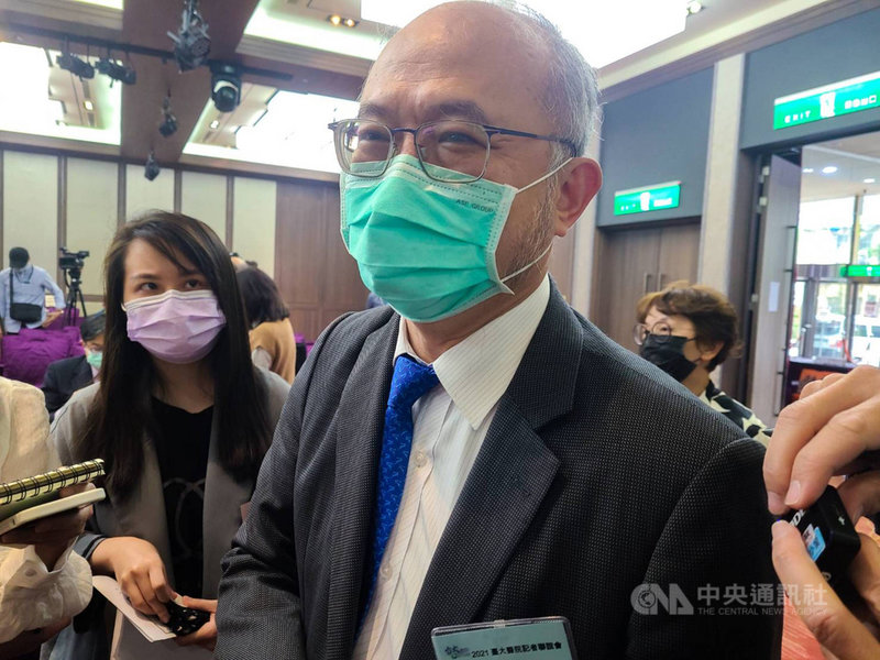 牛津AZ疫苗開打在即,醫事人員接種意願引發關注。台大醫院院長吳明賢(前右)12日接受媒體聯訪時表示,他本身就是疫苗接種第一順位,只要有疫苗,他一定帶頭施打。中央社記者張茗喧攝 110年3月12日