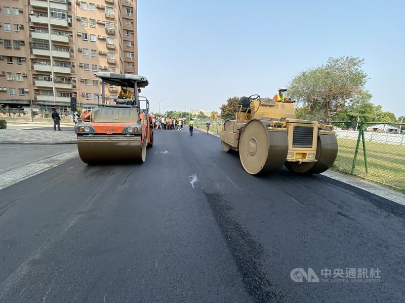 「路平」是高雄市長陳其邁重要的施政,要求落實原縣、市道路「高高平」,陳其邁12日下午視察左營區海富路刨鋪工程,並勘查檢視道路鋪設情形。中央社記者董俊志攝 110年3月12日