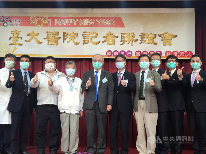 台大醫院109年收治一名腦死病人,在器捐過程中因急性心肌梗塞猝死,院方緊急啟動無心跳器捐流程,在不使用葉克膜輔助下,成功完成全台第一例肺臟移植,12 日舉辦記者會分享這項移植成果。中央社記者張茗喧攝 110年3月12日