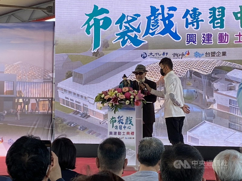 國內第一座布袋戲傳習中心12日在雲林縣虎尾鎮農博公園動土，布袋戲大師黃俊雄（左）出席致詞時手持戲偶「劉三」，演出一段操偶口技，贏得滿場喝采。（雲林縣政府提供）中央社記者蔡智明傳真  110年3月12日