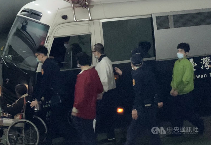前勞動部組長游迺文(中)涉及勞動基金炒股案,被檢方依貪污等罪起訴,台北地方法院12日開庭,庭訊羈押中的游迺文出庭,進行準備程序,游迺文庭訊否認犯罪。中央社記者林長順攝 110年3月12日