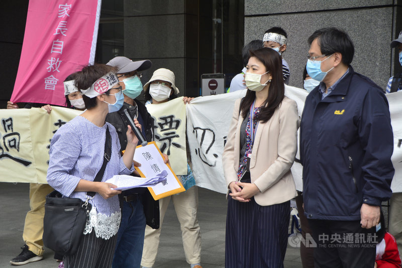 新北市土城國小學生家長鄭淑華（前左）等人12日到新北市政府陳情捷運樹林線發包事宜，新北市捷運工程局綜合規劃科長梁俐霜（前右2）、台北市捷運工程局土木建築設計處課長黃怡超（前右）代表出面。中央社記者黃旭昇新北市攝  110年3月12日