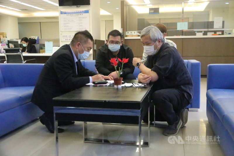 資深媒體人唐湘龍被控1月間與機車騎士擦撞後逕自離去,經警依肇事逃逸罪嫌送辦。唐湘龍(左)12日赴士檢出庭,強調沒有肇逃,庭後與騎士達成和解,簽下和解書。中央社記者蕭博文攝 110年3月12日