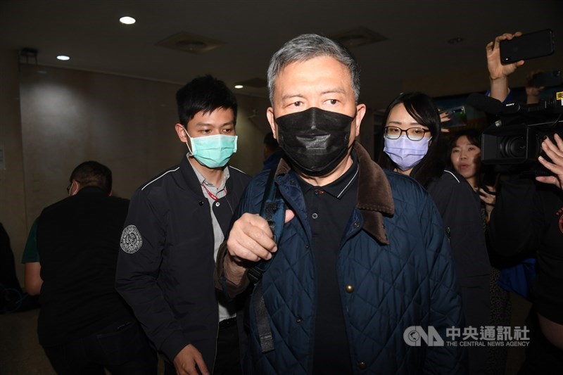 股票上市公司誠創公司負責人馬永玲（中）等人被控炒股案，台北地檢署11日指揮調查局台北市調處兵分多路搜尋調查；晚間移送案件相關人馬永玲到北檢複訊。中央社記者施宗暉攝 110年3月11日