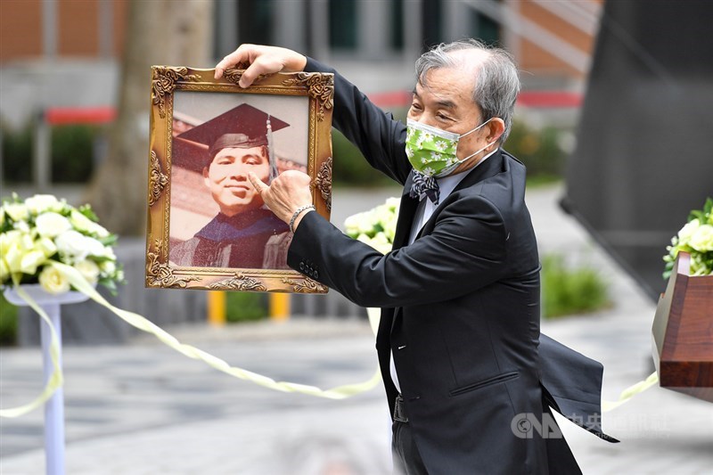 促轉會12日發出新聞稿表示,最新調查發現,就國民黨持有但未通報的政治檔案,其中包括重大案件如陳文成命案、特定人士檔案。圖為2月台灣大學陳文成事件紀念廣場啟用典禮,陳文成二姐夫戴憲明(圖)拿著陳文成紀念照闡述相關事蹟。(中央社檔案照片)