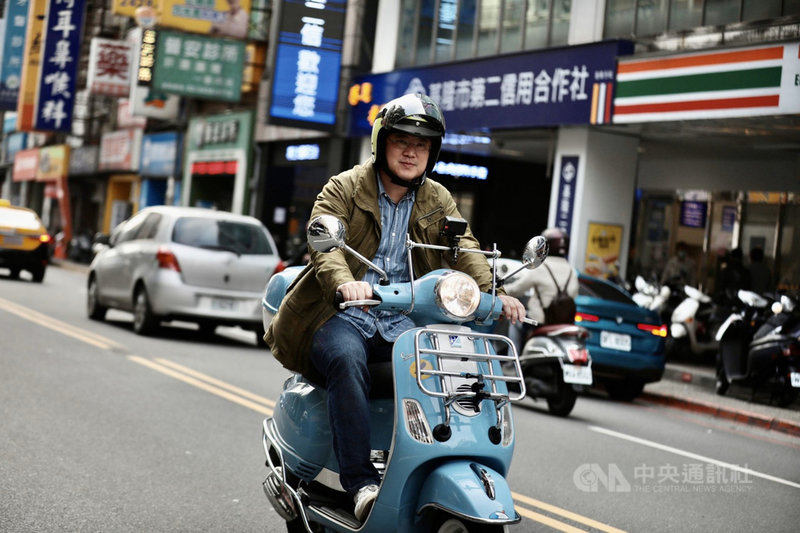 基隆市長林右昌(圖)12日晚間將從基隆出發,與機車車友們挑戰24小時不斷電台灣縱走。圖為林右昌11日先在市區試騎,從中正路出發後再繞到義一路,熟悉機車性能,並直呼好像回到18歲時的熱血青年。(基隆市政府提供)中央社記者沈如峰基隆傳真 110年3月12日