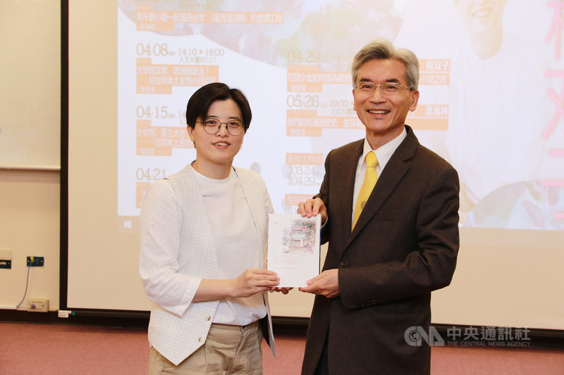 國立中興大學設置「川流台灣文學駐校作家」,首名駐校作家邀請出身中興大學傑出小說家楊双子(左),將舉辦專題講座、對談、創作工作坊等活動。圖為楊双子贈書給興大,由校長薛富盛(右)代表受贈。(中興大學提供)中央社記者趙麗妍傳真 110年3月12日